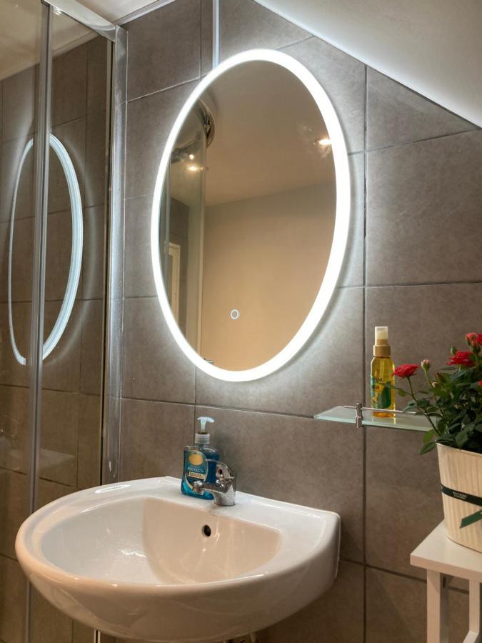 Apartment Beautiful One Double Bedroom With Additional Single Bed And One Single Bedroom With A Sofa Bed In Lounge Plymouth
